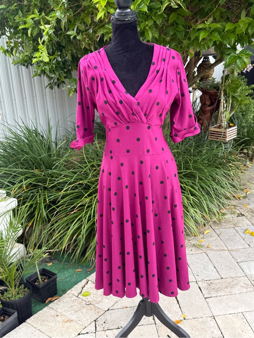 Beautiful retro-inspired midi dress by
Unique Vintage